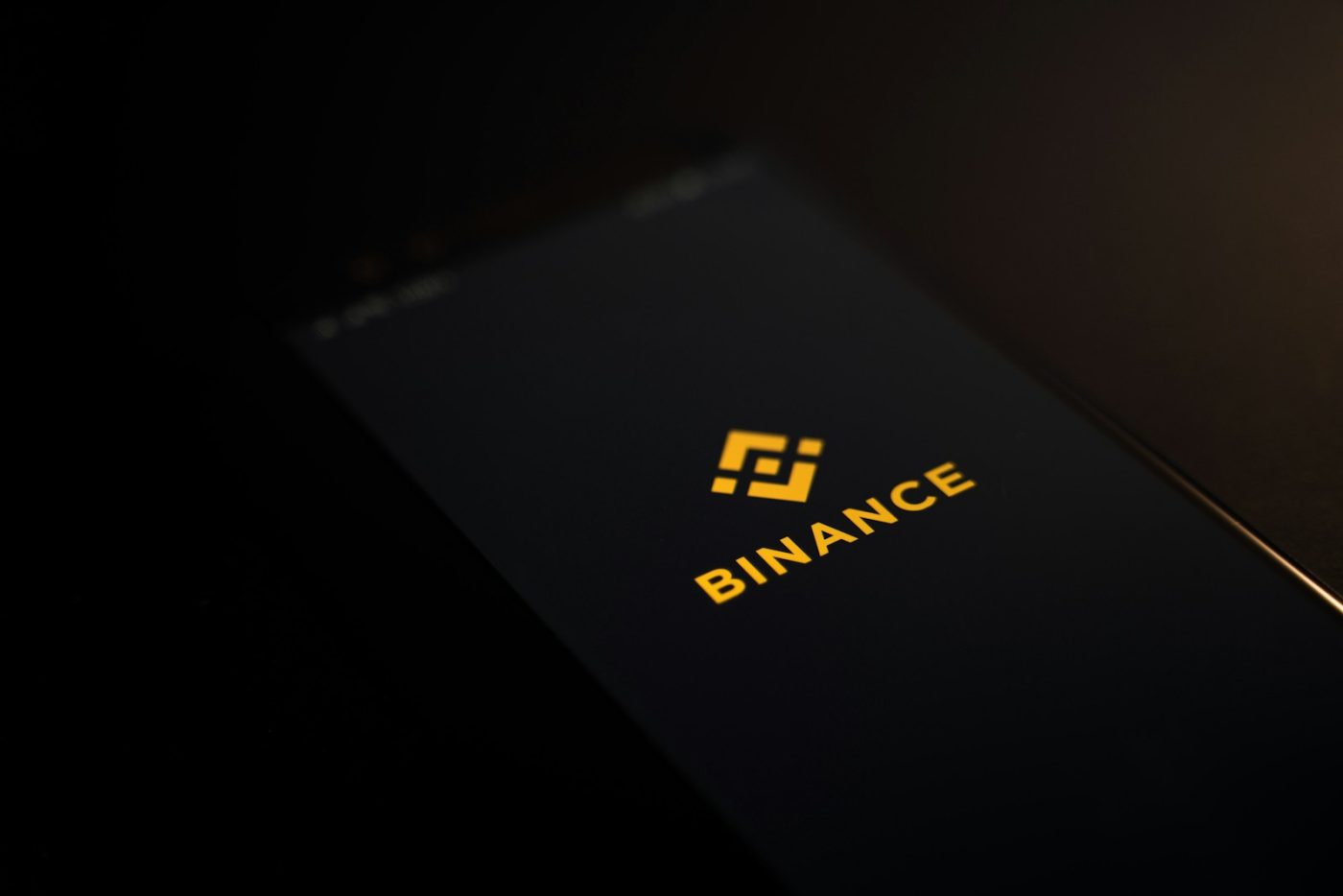 Інтерфейс криптовалютної біржі Binance на екрані монітора