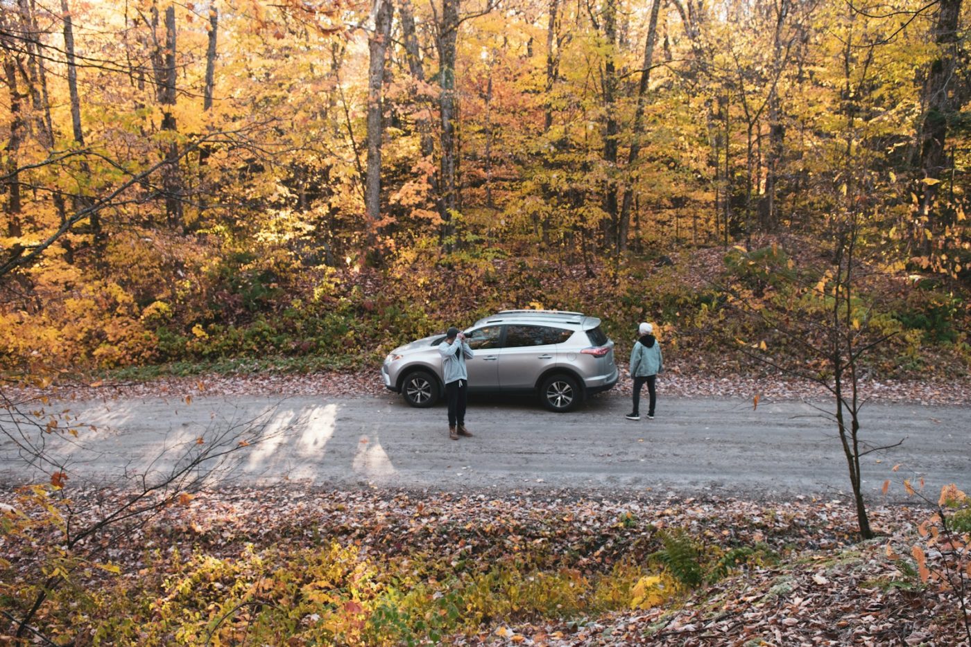 Електромобіль Toyota bZ4X з обладнанням для автономного водіння Waymo на вулиці японського міста.