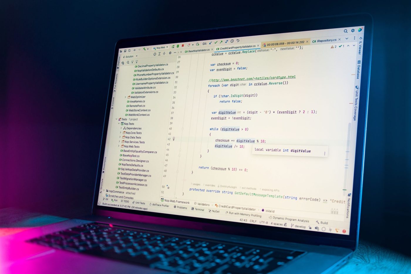 Рядки PHP-коду на моніторі комп'ютера, що символізують виявлену вразливість.