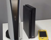 Гигант и лилипут. Sony PlayStation 5 и Xbox One X на одной фотографии